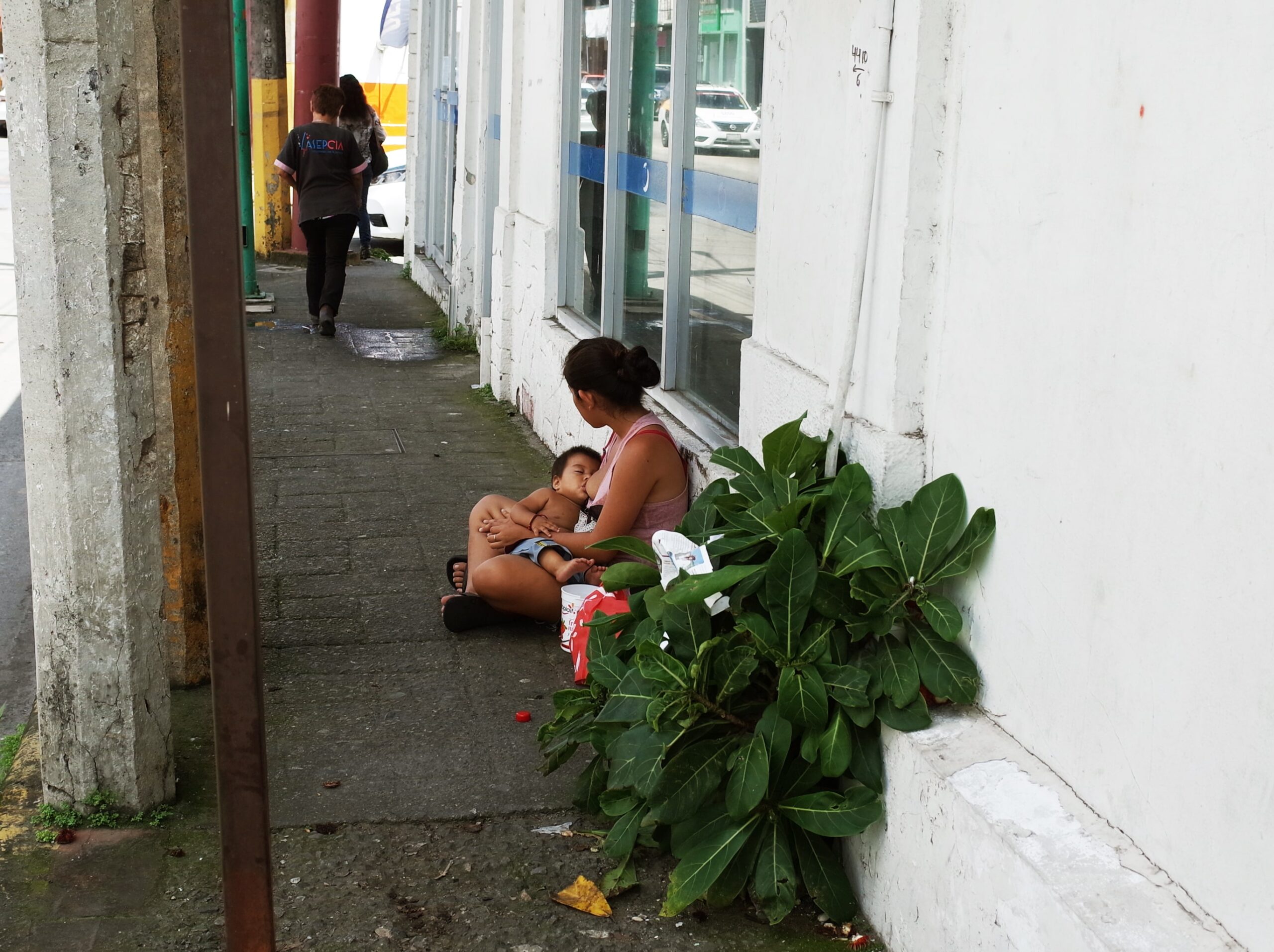 Una mujer migrante amamanta a su hijo en las calles de Tapachula.| Andrés Arnal Martínez