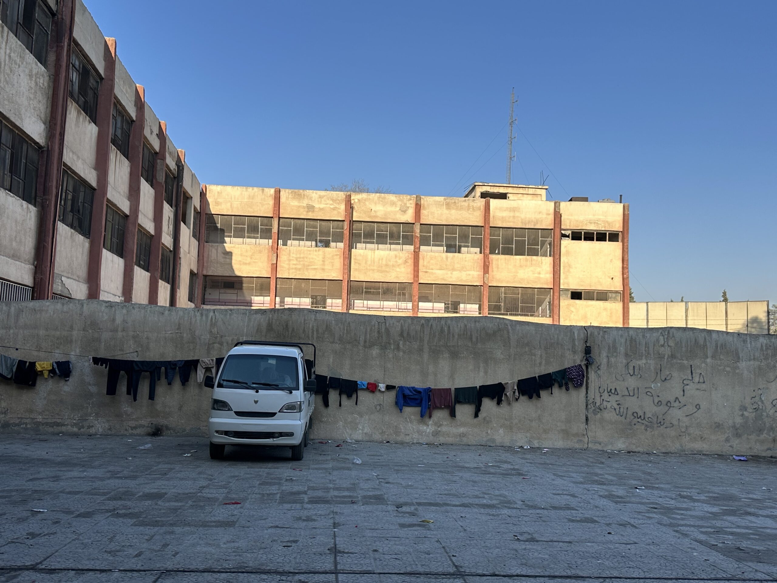 Un colegio de la ciudad de Raqqa acoge cinco familias kurdas. Huyeron del norte de Alepo, días antes de la caída del régimen sirio de Bashar al Assad. | Amina Hussein