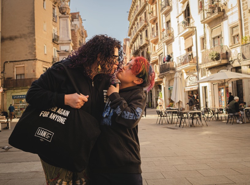 Sara Kershner y su hijo en Barcelona. | Sara Aminiyan Llopis