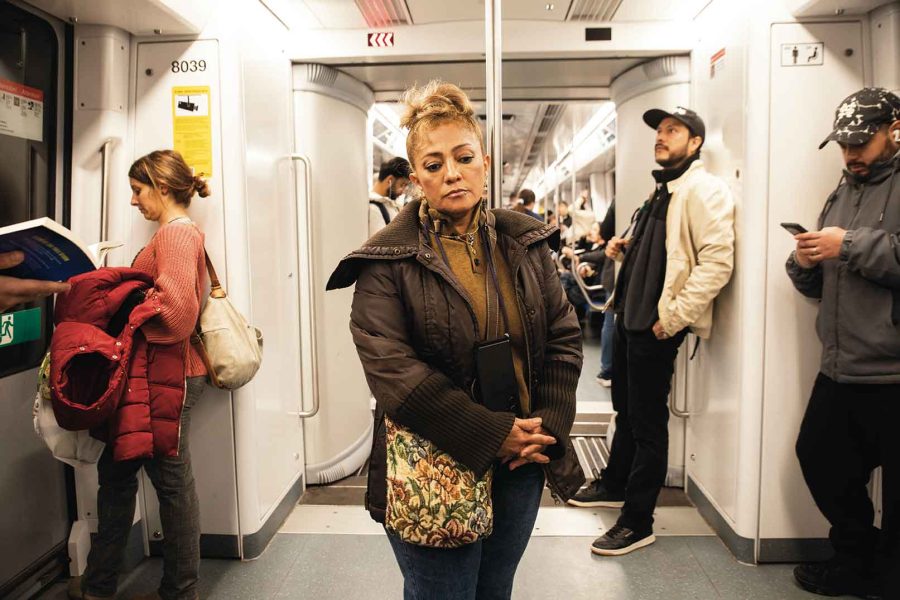 Alejandra de camino a una de las manifestaciones del Sindicat de Llogateres, espacio donde milita.| Sara Aminiyan Llopis