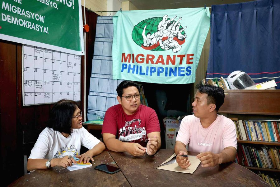 De izquierda a derecha: Emer Delina, coordinadora de Migrante Philippines; Jihad Navarro, asistente legal de la organización; y Marvin Rimas, su secretario general. | Anna Enrech