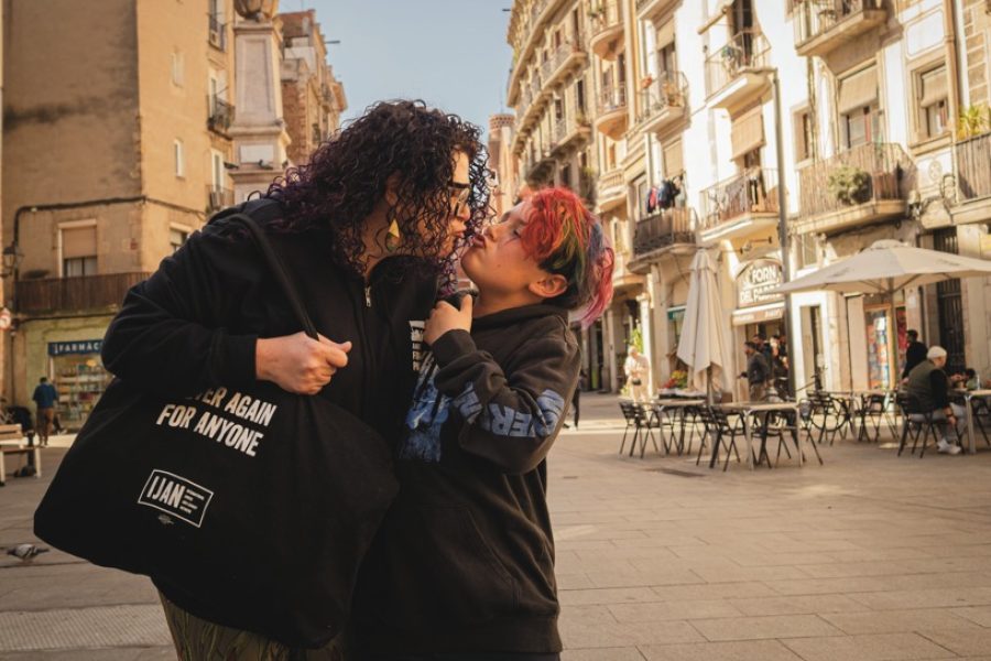 Sara Kershner y su hijo en Barcelona. | Sara Aminiyan Llopis